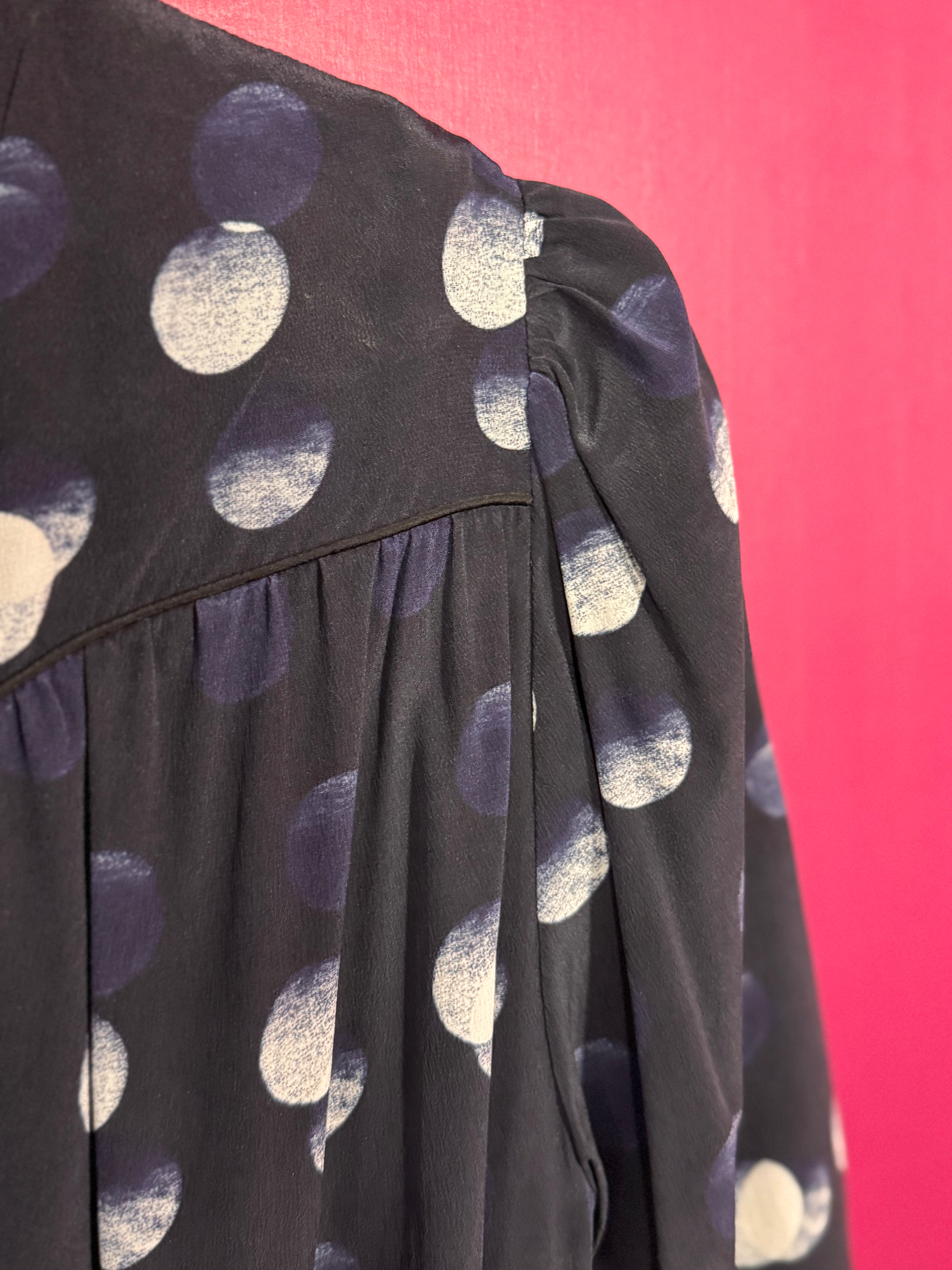 Robe en soie marine à motifs blancs