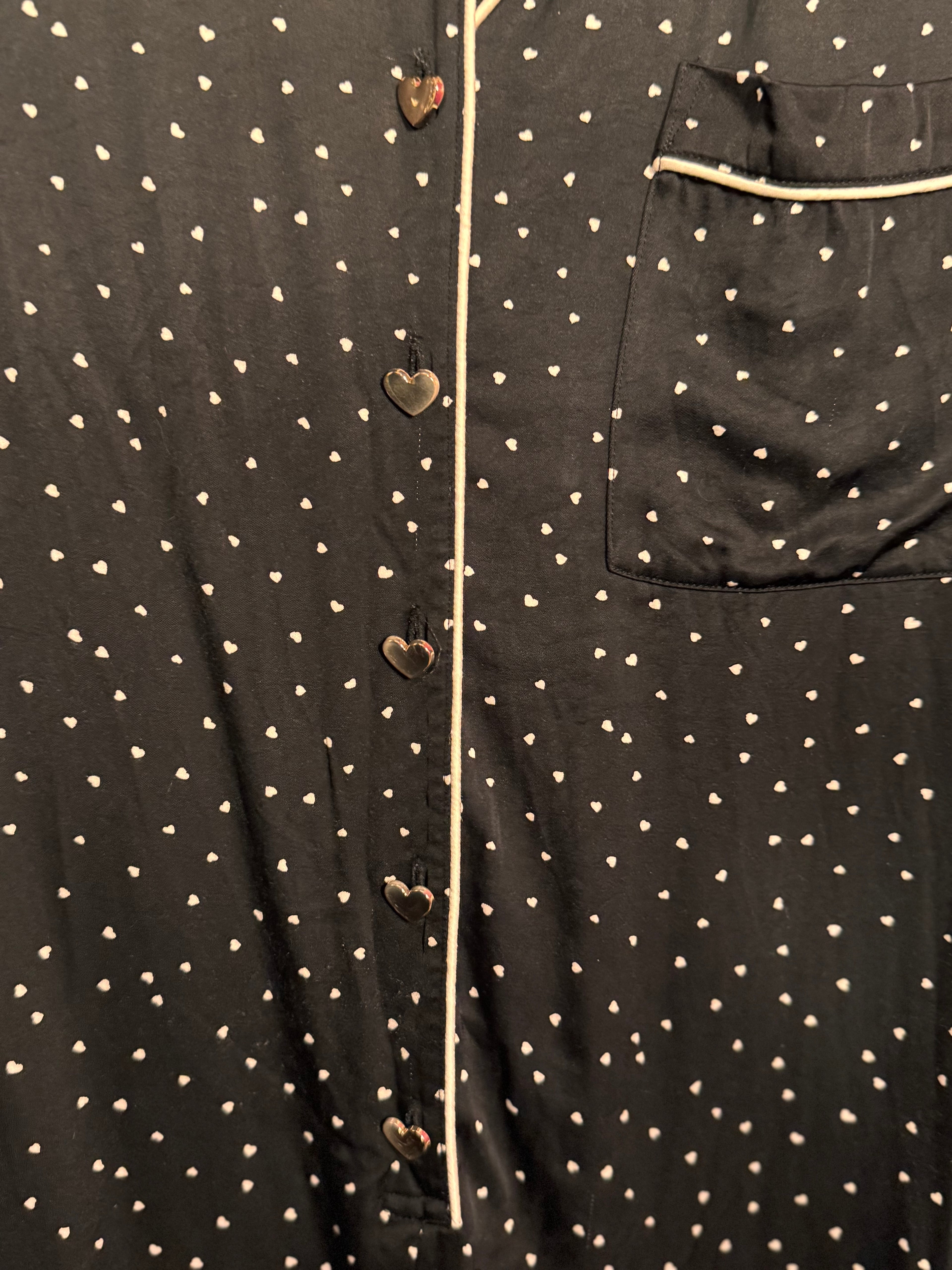 Combinaison noire à pois en forme de cœur