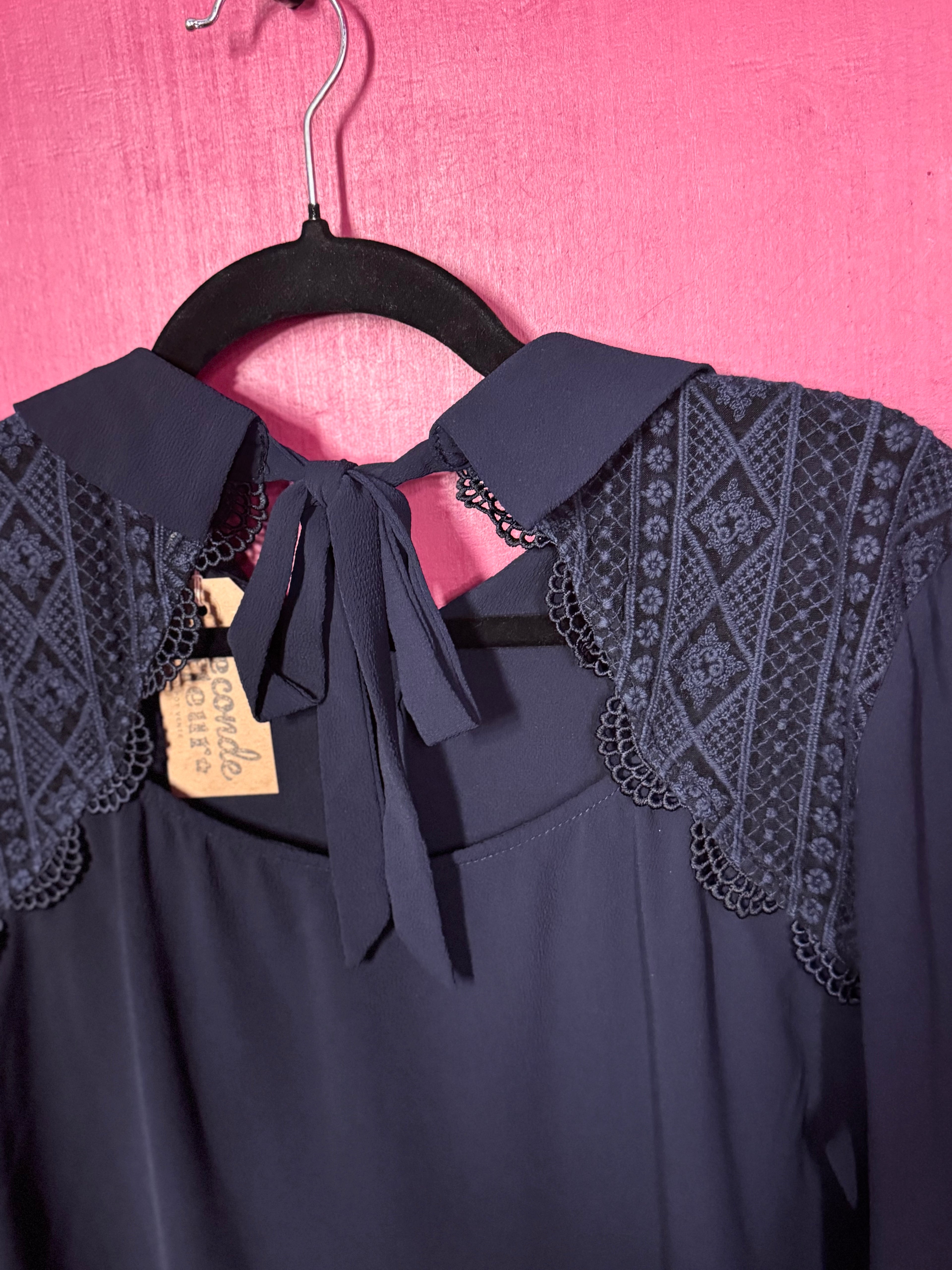 Chemise marine dentelle et noeud