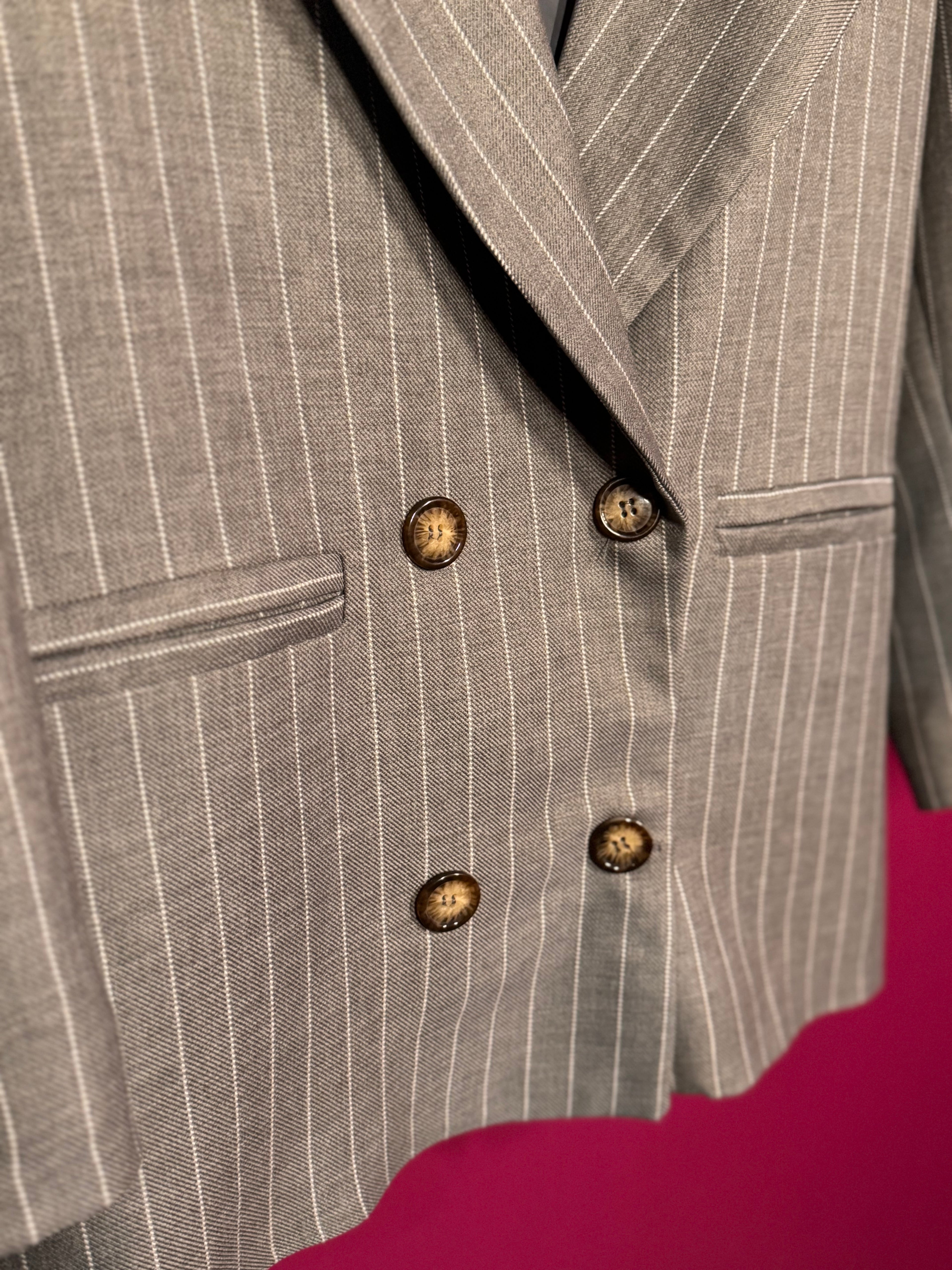 Blazer gris à rayures blanches