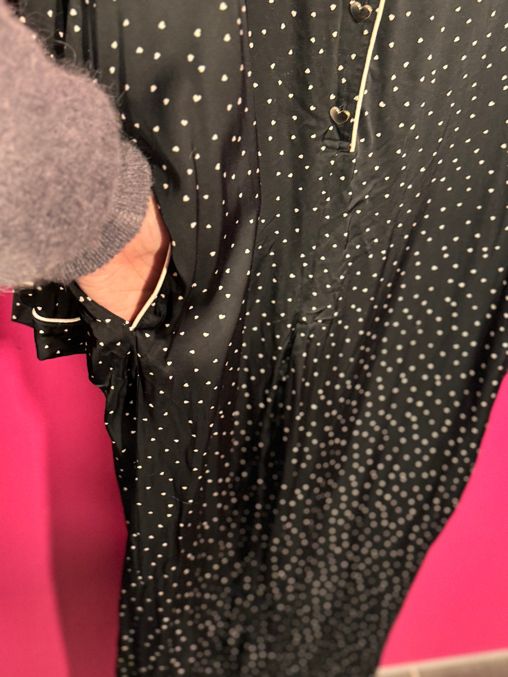 Combinaison noire à pois en forme de cœur
