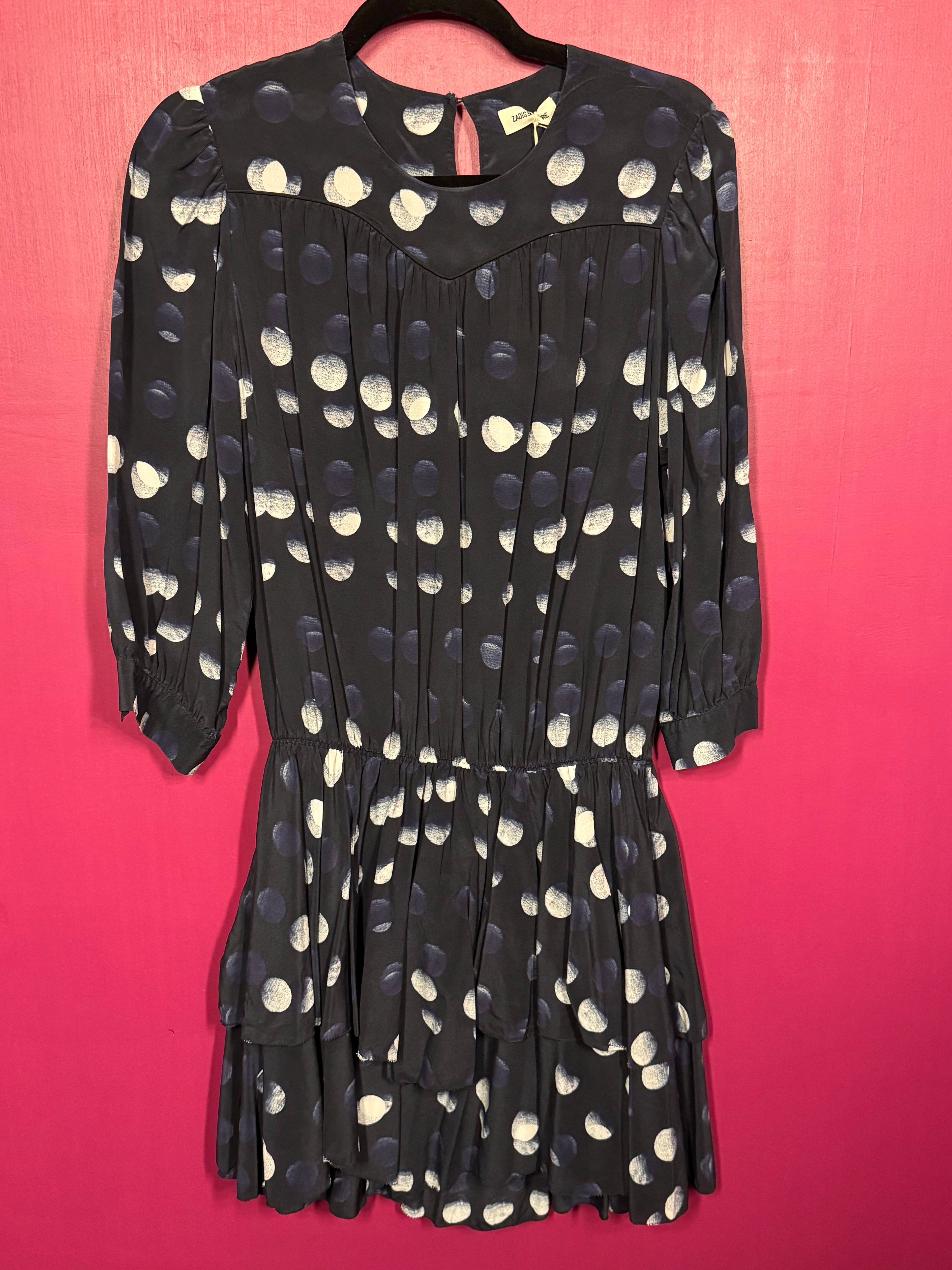 Robe en soie marine à motifs blancs