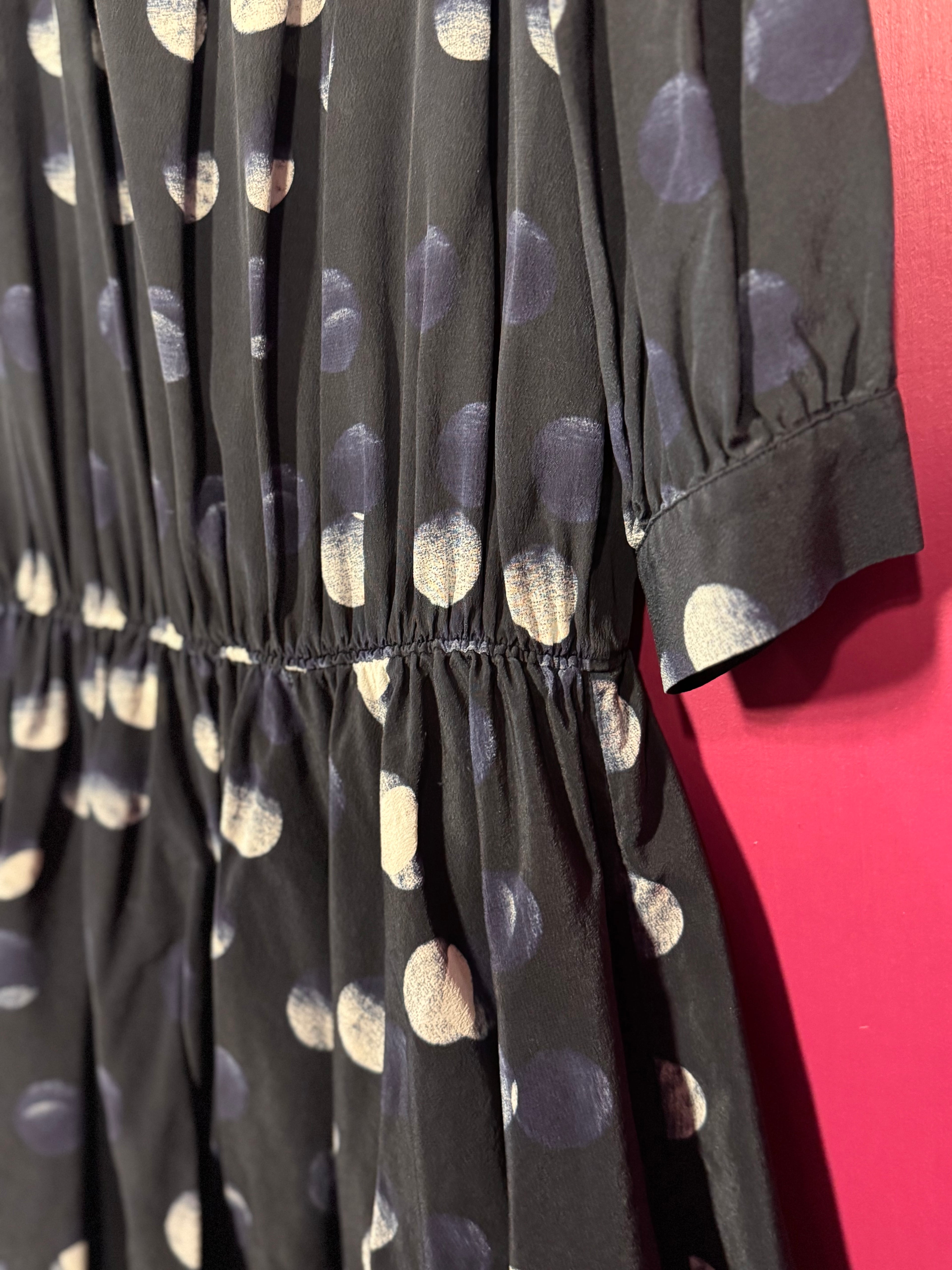 Robe en soie marine à motifs blancs