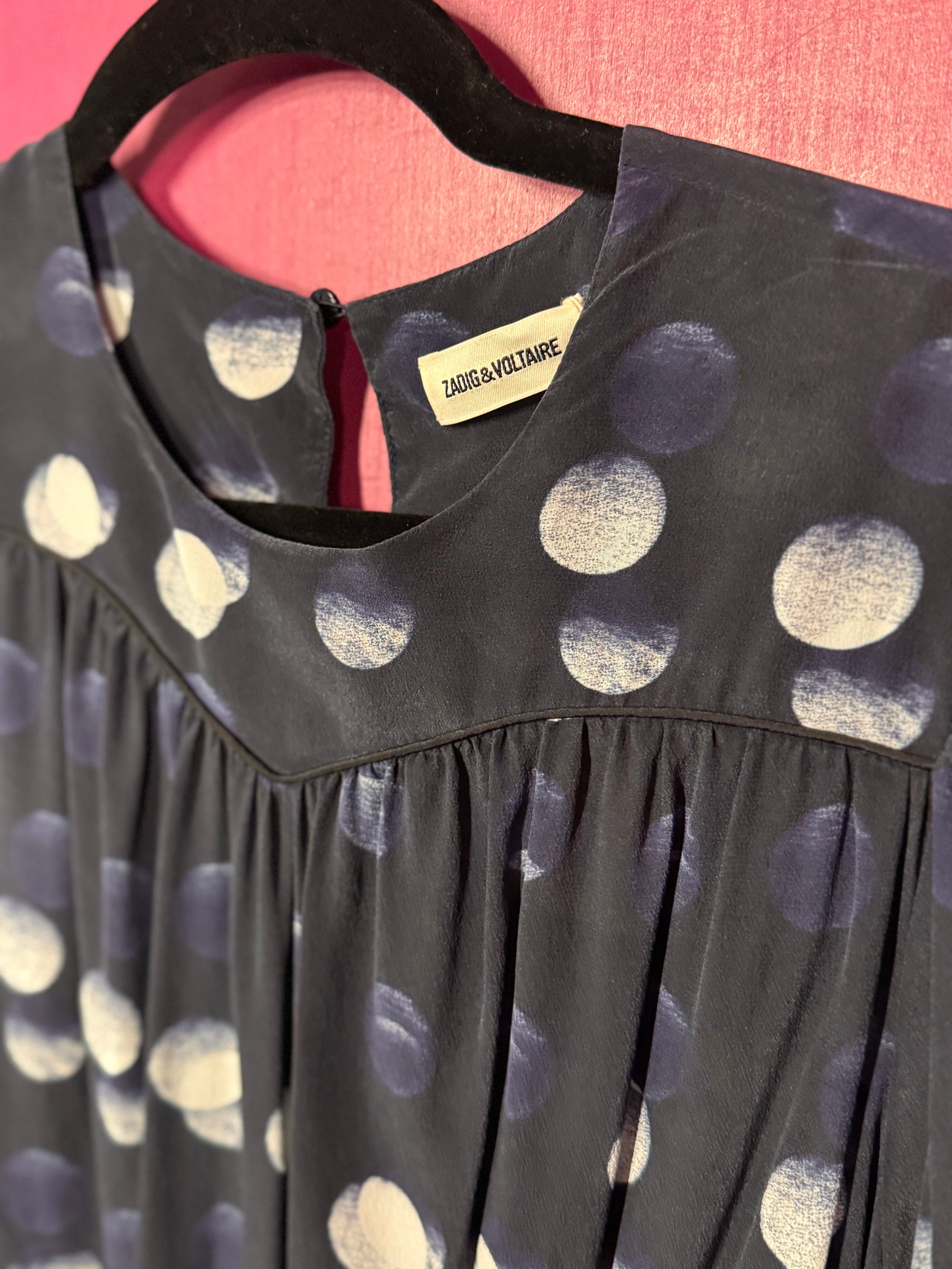 Robe en soie marine à motifs blancs